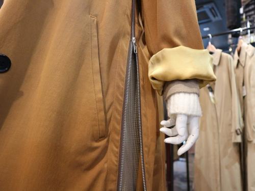 トーガ プルラのトレンチコート