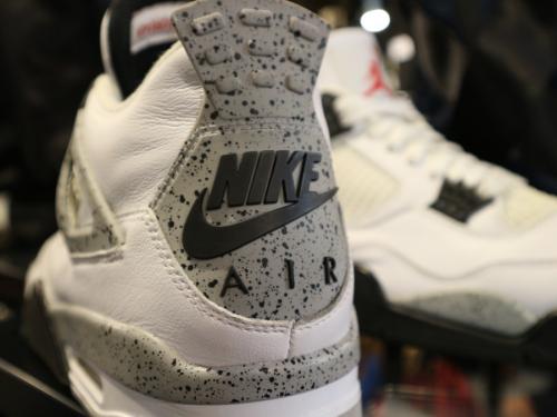 ナイキ エアジョーダン 4 レトロのスニーカー