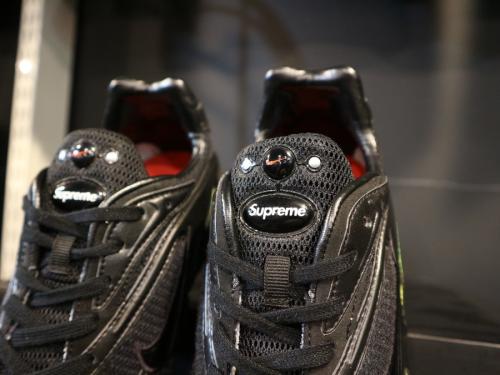 ナイキ×シュプリームのスニーカー