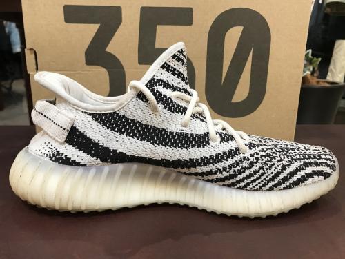 YEEZTのスニーカー