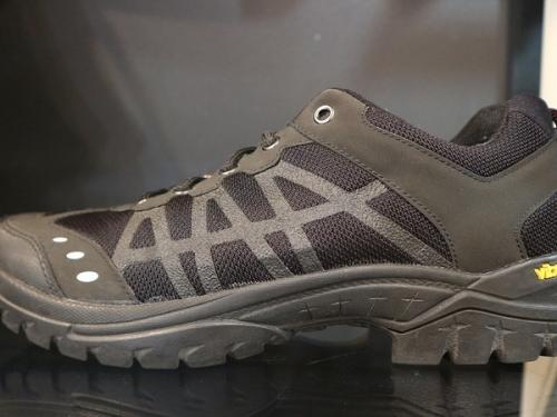 リプロダクションオブファウンドのスニーカー