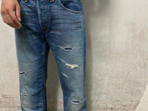 デニムのパンツ