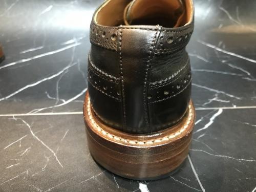 トリッカーズのウィングチップシューズ