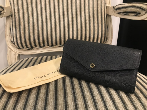 ラグジュアリーブランドのLOUIS VUITTON 　