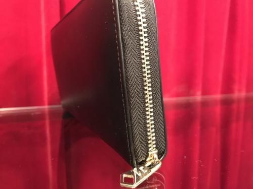 ラウンドファスナーウォレットの財布