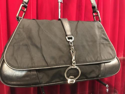 プラダのナイロンショルダーバッグ