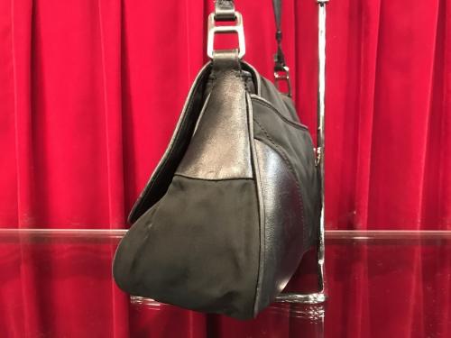 ナイロンショルダーバッグのショルダーバック