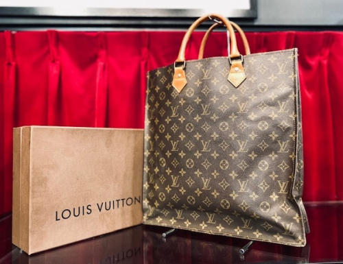 ラグジュアリーブランドのLOUIS VUITTON 　