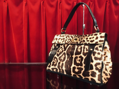 ラグジュアリーブランドのYVES SAINT LAURENT