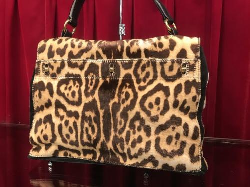 YVES SAINT LAURENTのイヴサンローラン