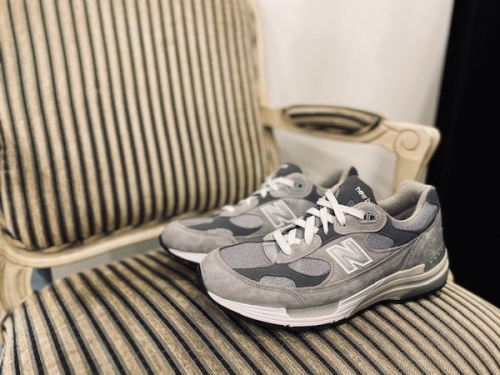 スニーカーのNEW BALANCE