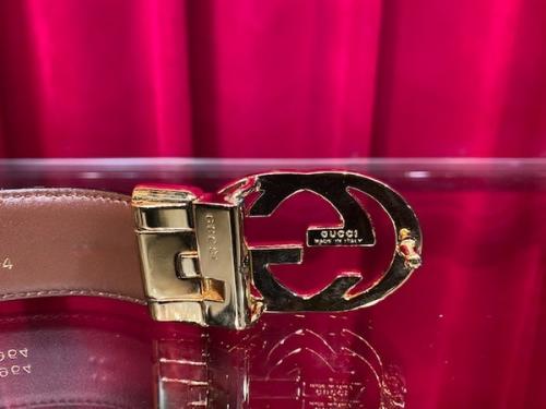 インターロッキングGバックルレザーベルトのメンズ