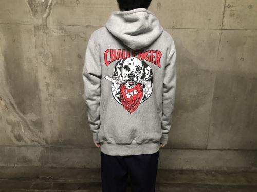 エフティーシー × チャレンジャーのバックプリントプルオーバーパーカー