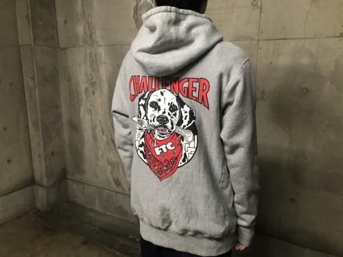 バックプリントプルオーバーパーカーのメンズ