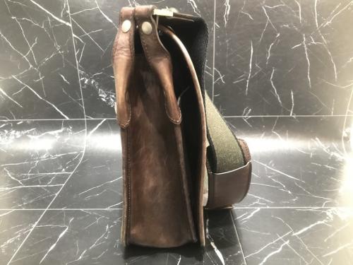 レザーショルダーバッグのショルダーバック