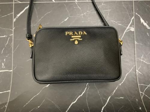 プラダのサフィアーノレザーショルダーバッグ