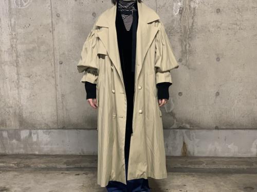 シロイのプリーツスリーブトレンチコート