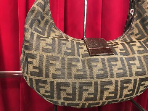 フェンディのズッカ柄マンマバケット