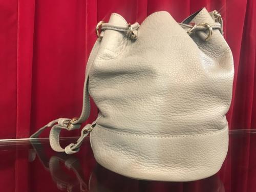 バケツ型タッセルレザーショルダーバッグのバック