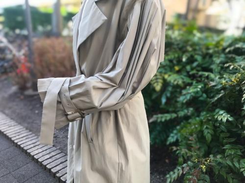 シロイのプリーツスリーブトレンチコート