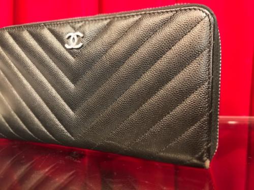 シャネルのシェブロンラウンドジップロングウォレット