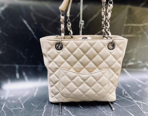 シャネルのキャビアスキンココマークチェーントートバッグ