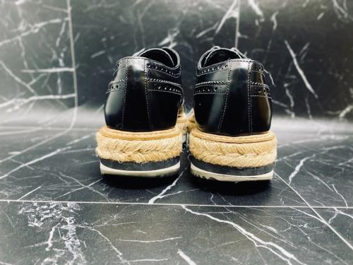 プラダのウィングチップダービーシューズ