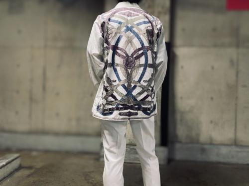 袖セリエ釦バックスカーフ柄シャツのシャツ