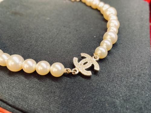 シャネルのココマークラインストーンパールネックレス