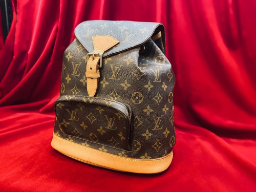 ラグジュアリーブランドのLOUIS VUITTON 　