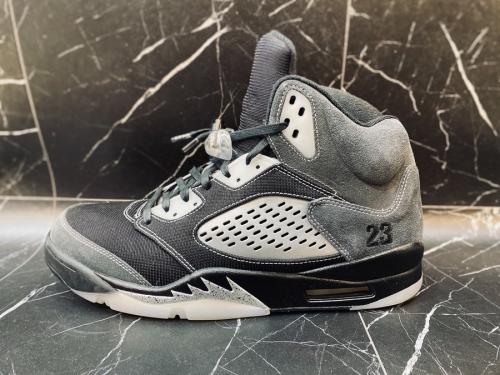 ナイキのエアジョーダン5レトロ