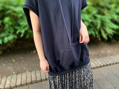 ノースリーブフーディープルオーバーのノースリーブ