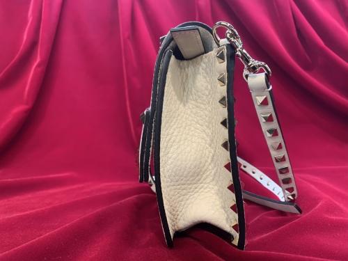 ヴァレンティノのロックスタッズグレインカーフスキンスモールクロスボディーバッグ