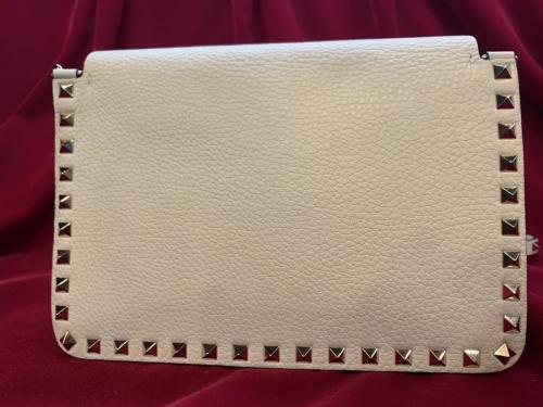 ロックスタッズグレインカーフスキンスモールクロスボディーバッグのVW2B0E86YRKI16