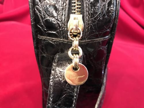 サルヴァトーレ フェラガモのガンチーニ型押しショルダーバッグ