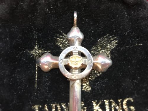 タディアンドキングのラージクロスホイールローズペンダントトップ