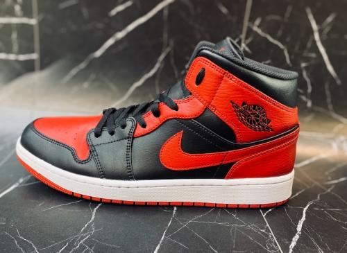 ナイキのAIR JORDAN1 MID