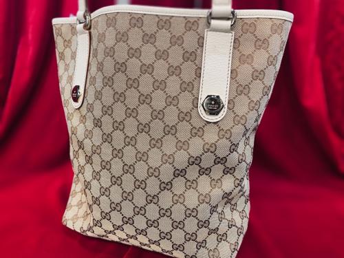グッチのGGキャンバスレザートートバッグ