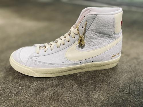 ナイキのBLAZER MID 77 VNTG EMB POPCORN