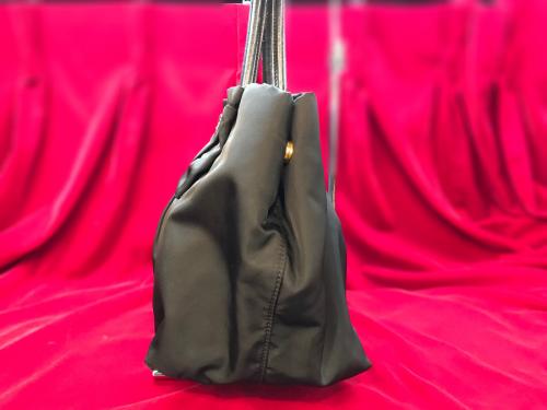 プラダのリボンナイロンハンドバッグ