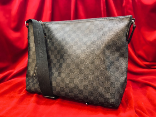 ラグジュアリーブランドのLOUIS VUITTON 　