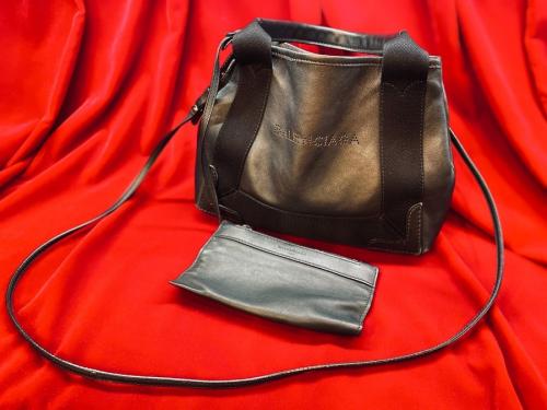 バレンシアガのネイビーカバ XS