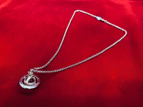 ヴィヴィアンウエストウッドのオーブモチーフネックレス