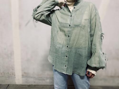 パブリックトウキョウのシアースリットスリーブブラウス