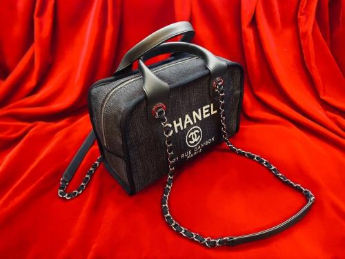 シャネルのドーヴィルボーリングバッグ