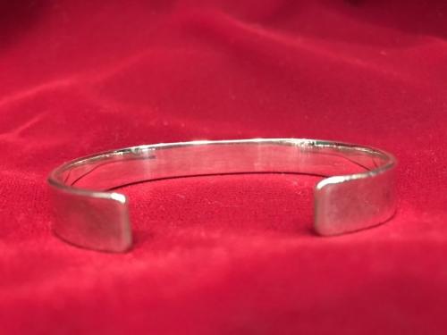 唐草シルバーバングルのメンズ