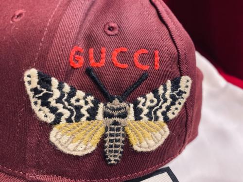 ロゴバタフライ刺繍キャップのキャップ