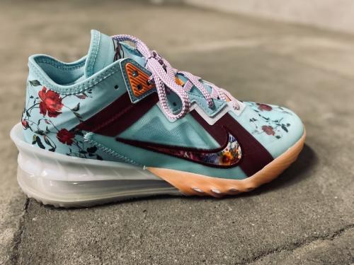 ナイキのレブロン18ロー