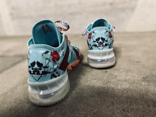 レブロン18ローのCV7562-400