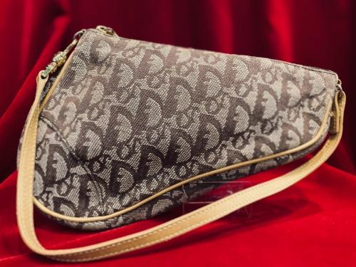 クリスチャン ディオールのトロッターサドルポーチ